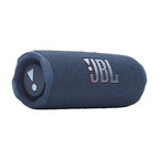 Bocina JBL Flip 7 portátil en color azul, resistente al agua, con logotipo JBL visible.